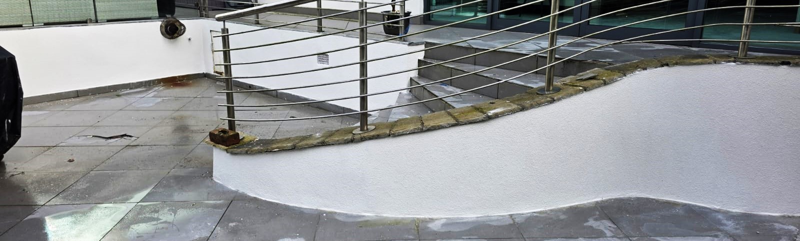 roughcast render repair on curved wall top