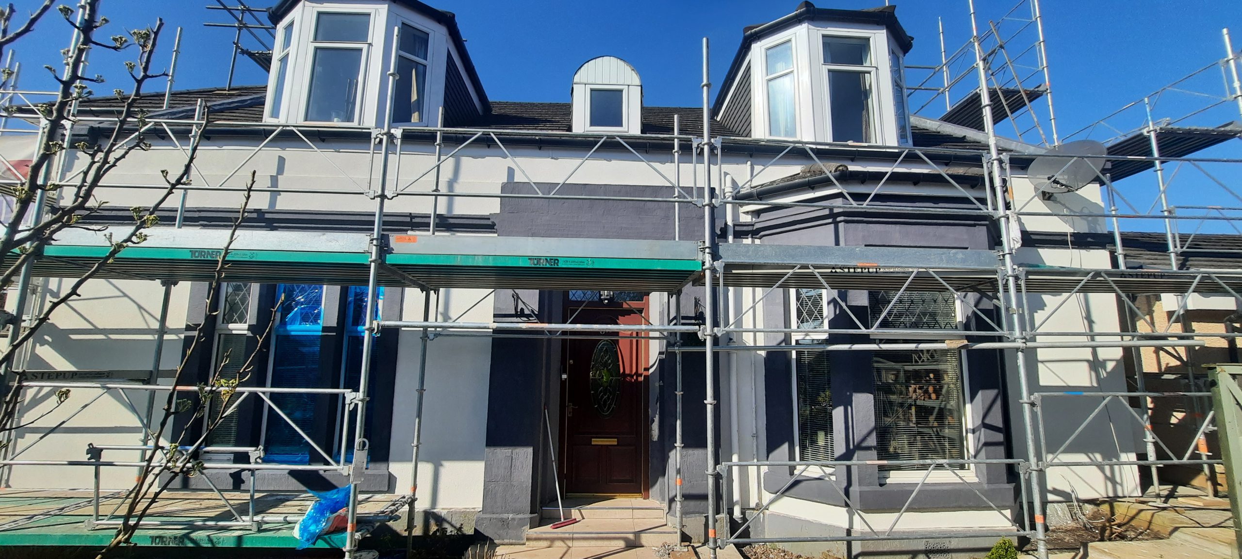roughcaster Edinburgh working near front entrance