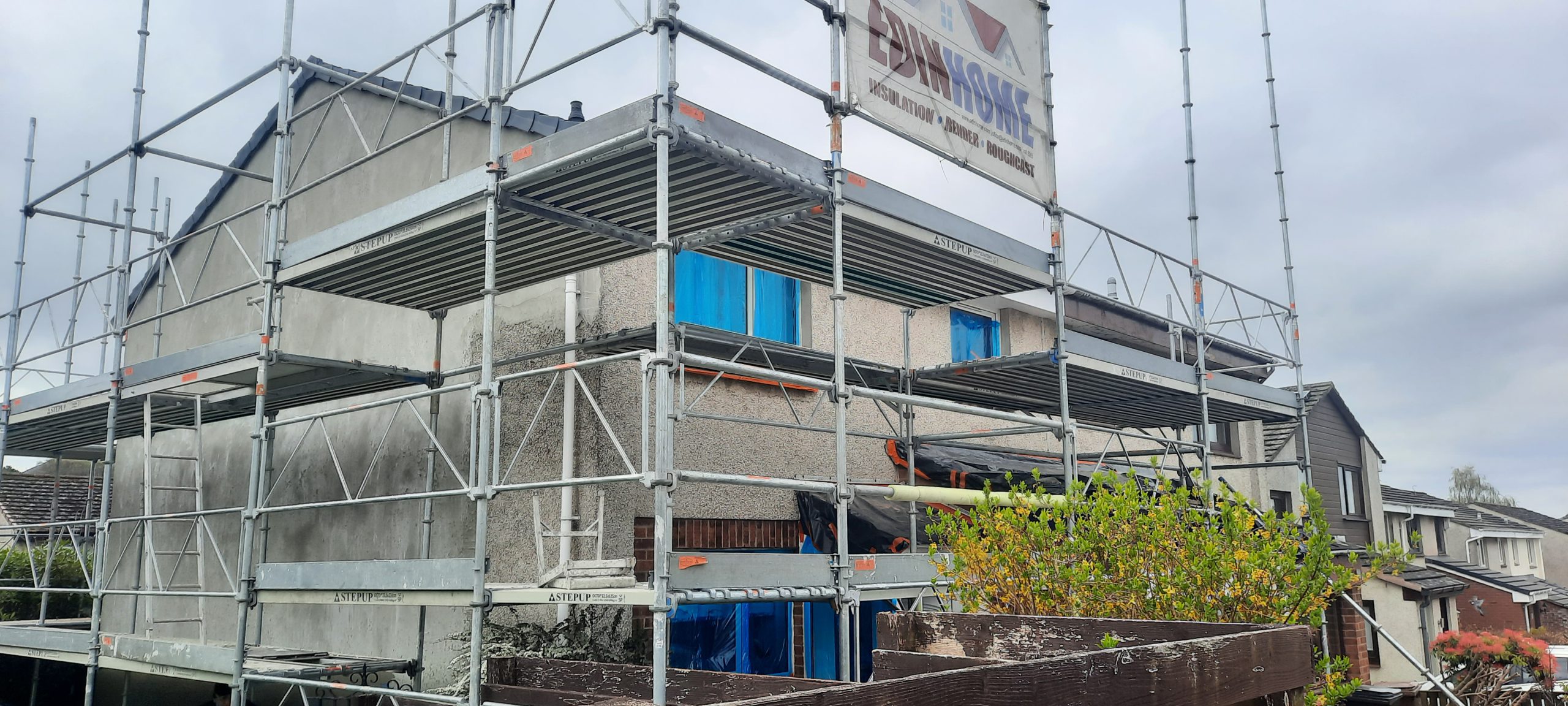 roughcast render Edinburgh work on scaffolding