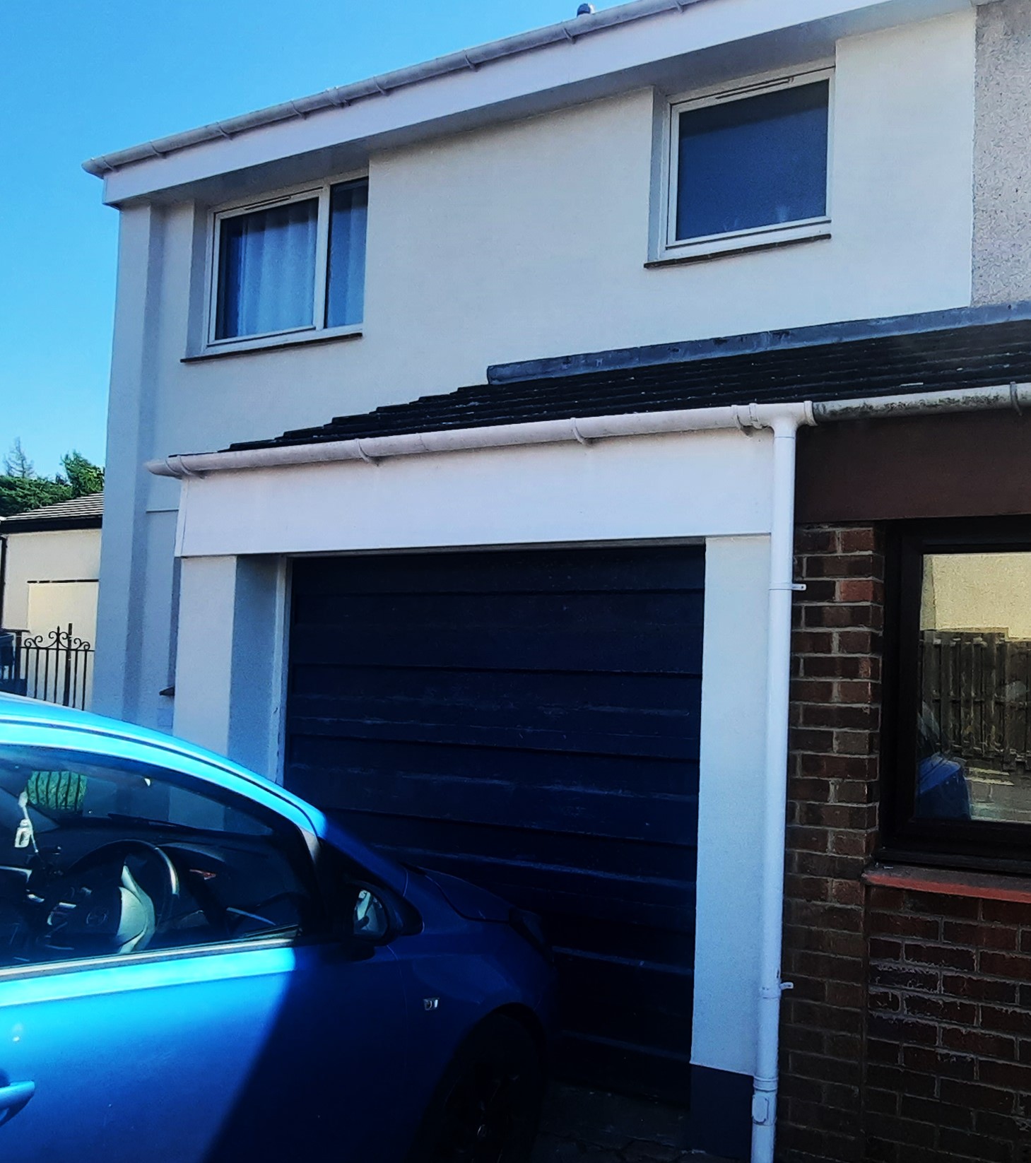 house rendering Edinburgh on property facade and garage in sunny weather